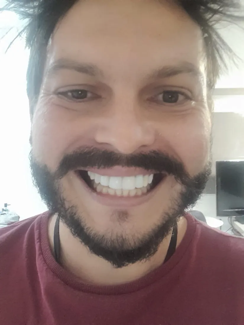 Paciente sorrindo no consultório